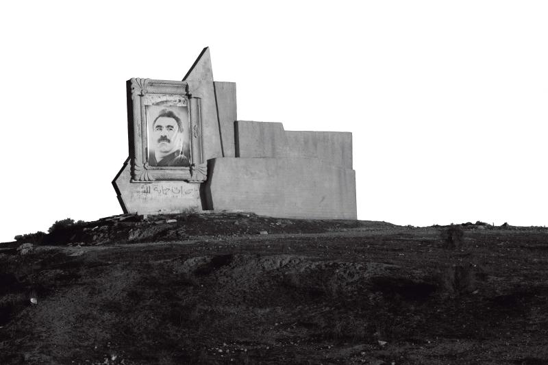 PKK Lideri Abdullah Öcalan’ın Suriye’nin kuzeyinde yer alan Haseki köyündeki bir fotoğrafı.jpg