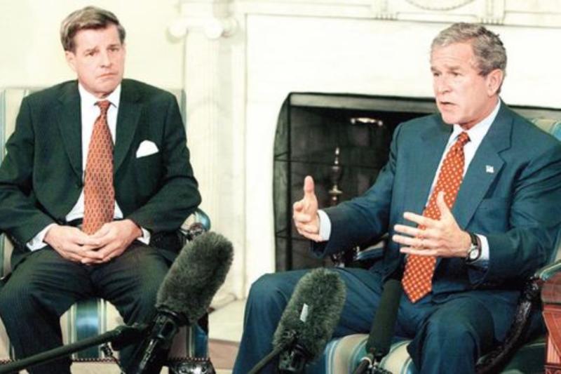 Irak'ı işgal etmeye azimli iki ABD'li şahsiyet Başkan George Bush ve diplomat Paul Bremer_.jpg