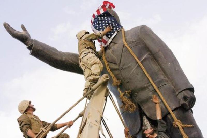 Saddam Hüseyin'in heykeli aşağı indiriliyor_.jpg