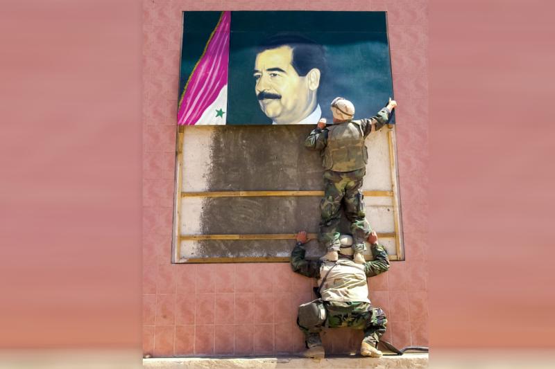 Amerikalı askerler Saddam'ın posterini indiriyorlar..5.jpg