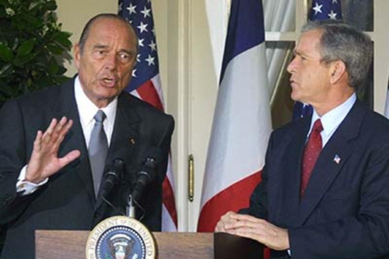Fransa Cumhurbaşkanı J. Chirac savaşa itiraz etti, ABD Başkanı G. Bush  kulak asmadı. Görsel-France 24.jpg
