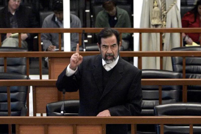 Saddam Hüseyin mahkeme önünde.jpg