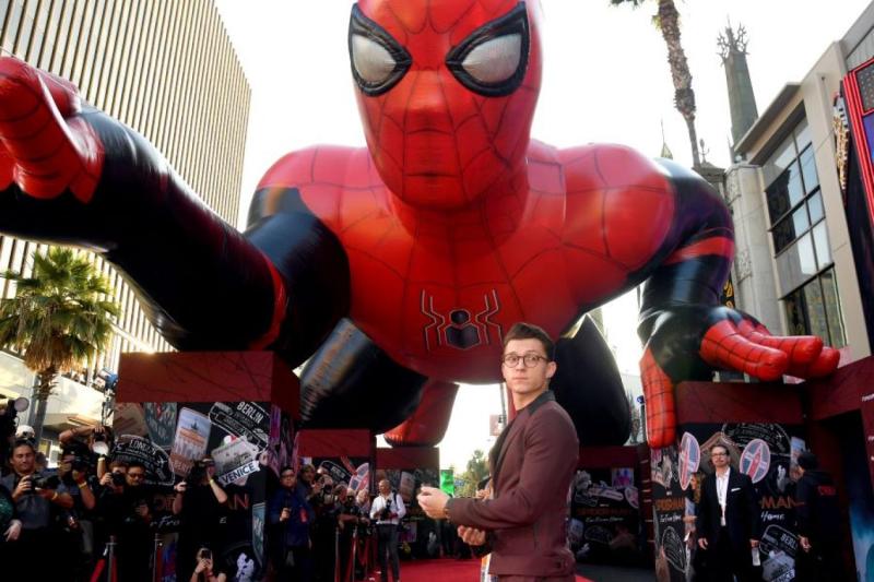 Tom Holland, başrolünü üstlendiği Örümcek Adam'ın galasına katılmak üzere Hollywood'da.jpg