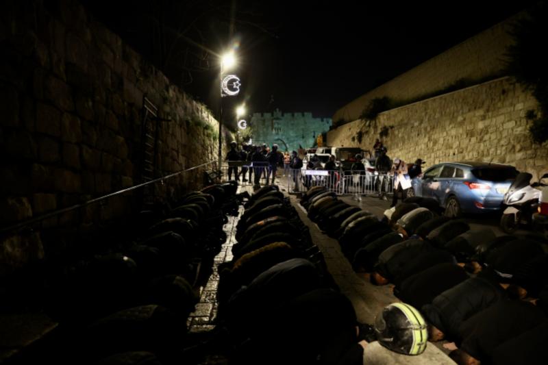 İsrail polisi, teravih namazında Mescidi Aksa'yı kuşattı. Kaynak-AA.jpg