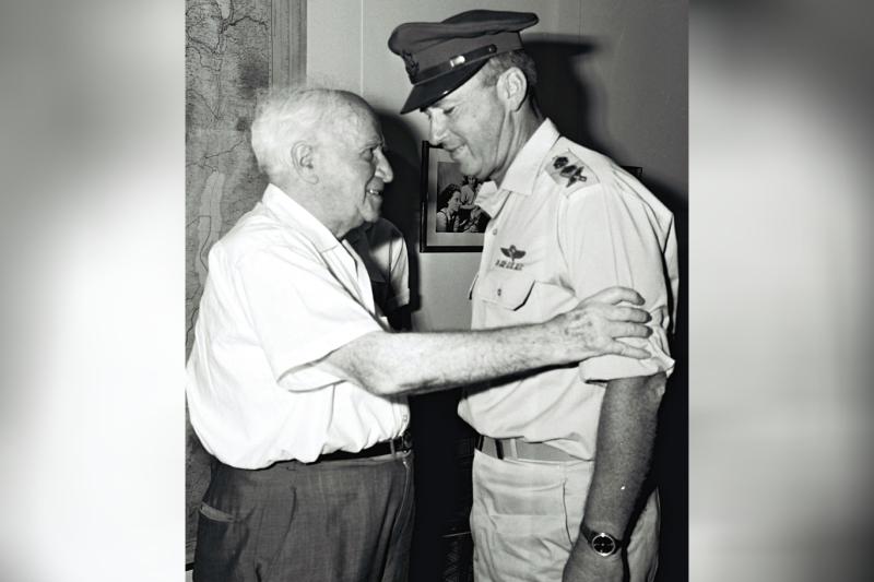 Ben Gorion ile dönemin askeri komutanlarından İzak Rabin. Görsel-wikimedia common.jpg