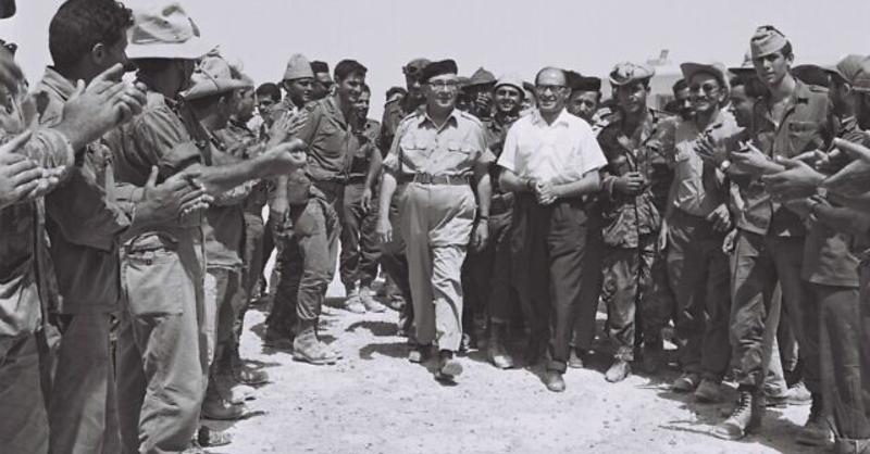 Eski Başbakan Levi Eşkol, dönemin Devlet Bakanı Menahim Begin ile birlikte 1967 Savaşı zaferini kutluyor. Times of Israel.jpg