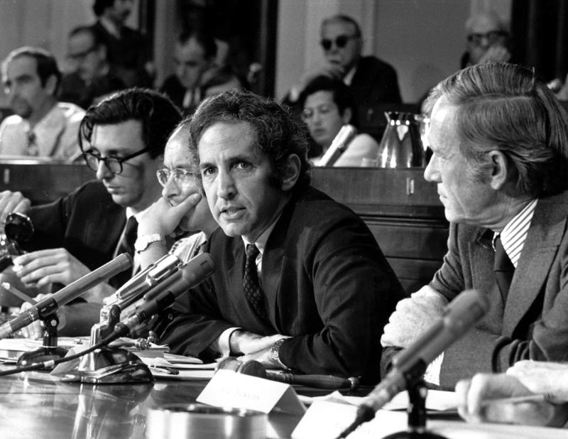 Daniel Ellsberg, Pentagon Belgelerinin önemini araştıran resmi olmayan bir Temsilciler Meclisi panelinde konuşurken, 28 Temmuz 1971..jpg