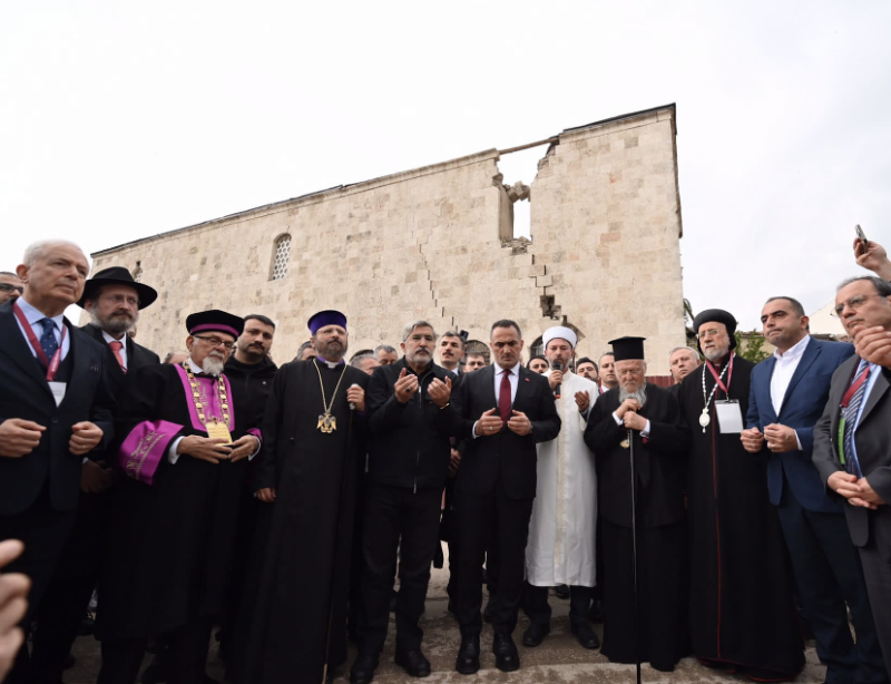 Antakya Habib-i Neccar Camii önü dua Beyoğlu Belediyesi.png