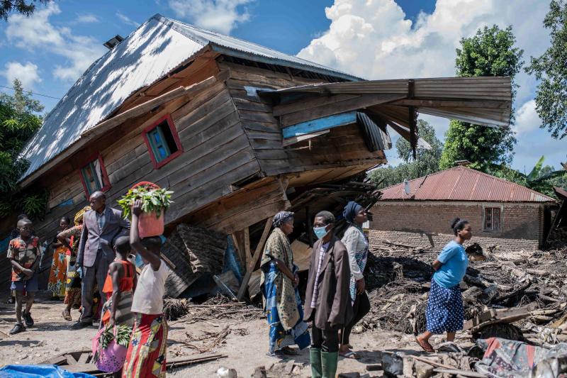 Kongo'da sel sonucu yıkılan bir ev