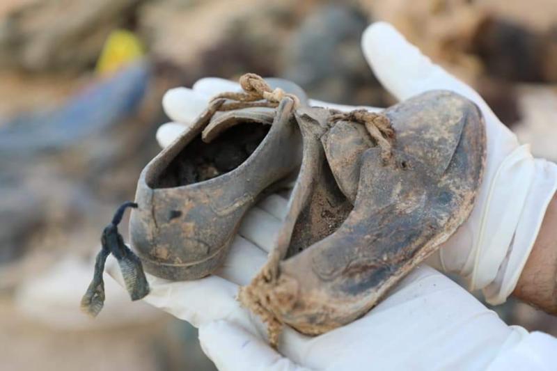 Katliam sonrası bulunan bir çift ayakkabı.jpg