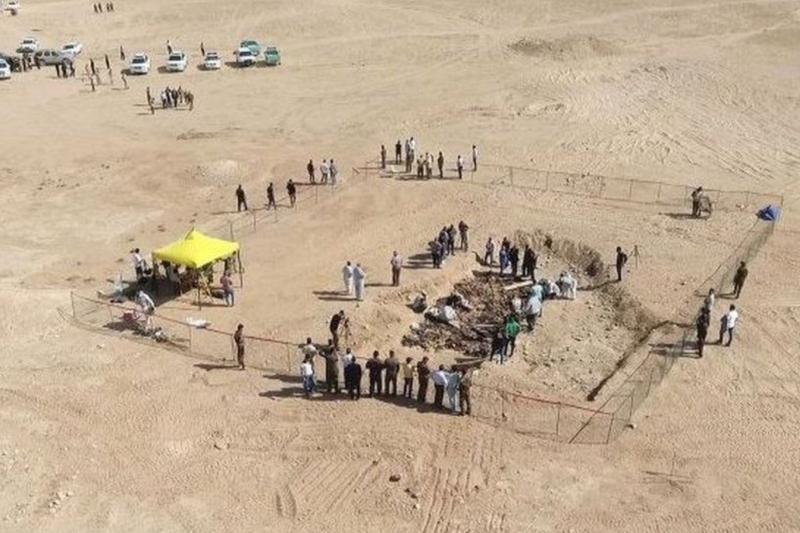 Çöldeki toplu mezara gömülen kurbanların kemiklerini çıkarma işlemi. Kaynak-Basnews.jpg Çöldeki toplu mezara gömülen kurbanların kemiklerini çıkarma işlemi. Kaynak-Basnews.jpg