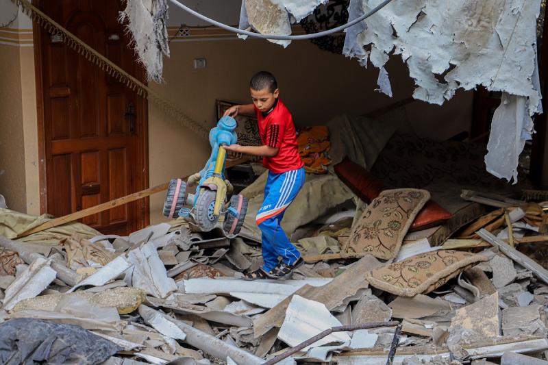 İsrail'in son askeri operasyonu nedeniyle Gazze'de bin 180 çocuk evsiz kaldı.jpg