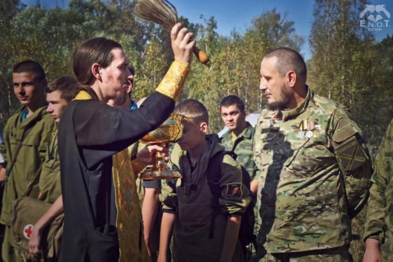 Paralı askerler Ukrayna cephesine gönderilmeden önce dini açıdan kutsanıp uğurlanıyorlar. Kaynak-khpg.org_.jpg
