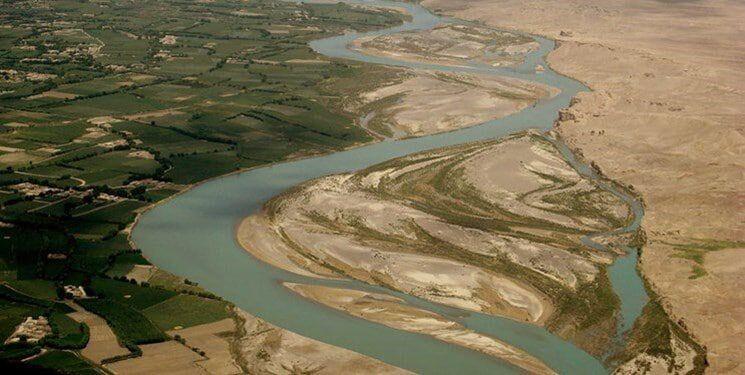 Helmend Nehri, Afganistan'ın dağlarından doğar ve Afganistan'ın sınırındaki birkaç eyaletten geçerek İran topraklarına girer.jpg