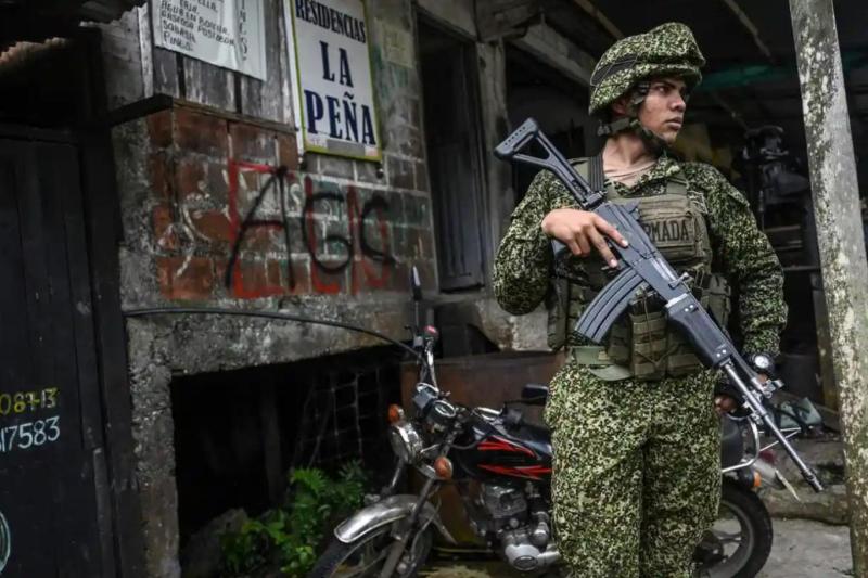 Kolombiya'da geçen yılın son aylarında gerçekleşen ateşkes müzakereleri öncesinde avantaj sağlamak isteyen silahlı gruplar birçok kentte silahlı eylemlere girişmişti (AFP).jpg