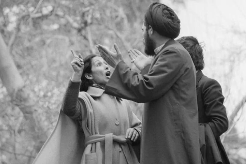 İranlı bir kadın başörtüsüne karşı çıkan bir din adamıyla tartışıyor.jpg