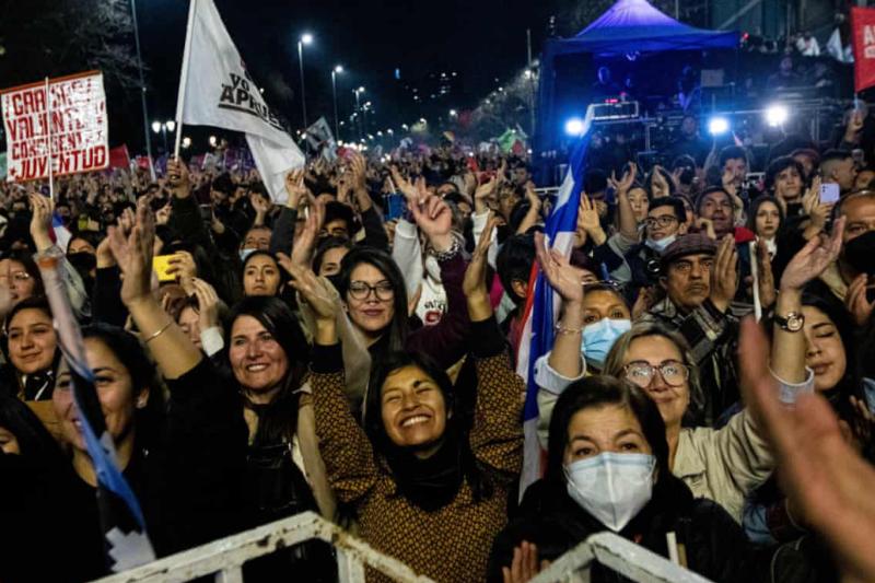 Santiago'da yeni anayasa için düzenlenen kapanış mitingine binlerce kişi katıldı _ Fotoğraf_ AA.jpg