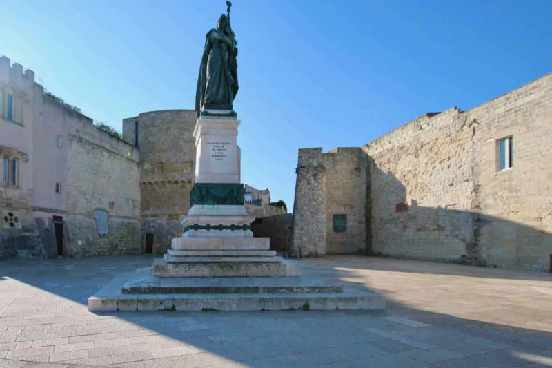 Otranto'da Gedik Ahmet Paşa heykeli.jpg