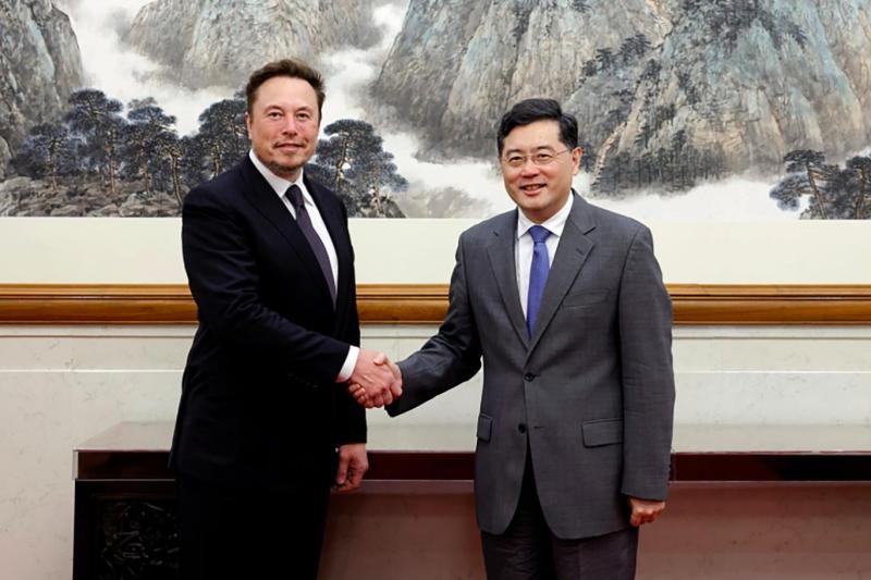 ABD'li iş insanı Elon Musk ve Çin Başbakanı Li Çiang. Fotoğraf-AP..jpg