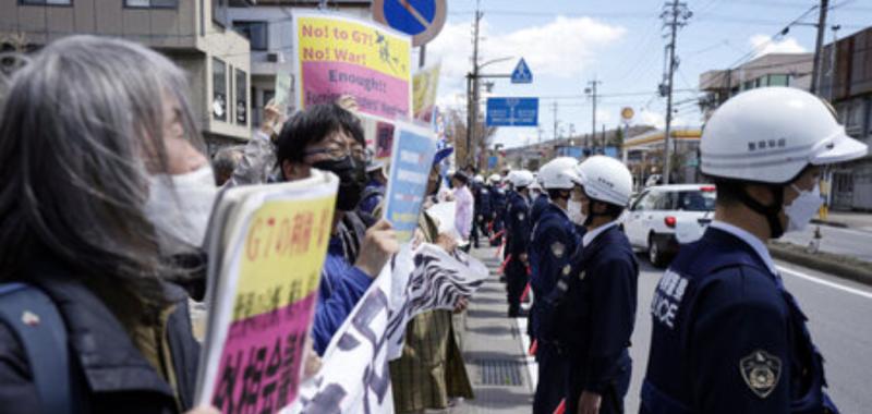 G7 Zirvesi'ni protesto eden savaş karşıtı Japon aktivistler.jpg