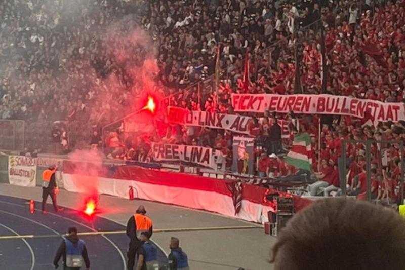 Almanya'da kitlesel bir protesto forumu.jpg