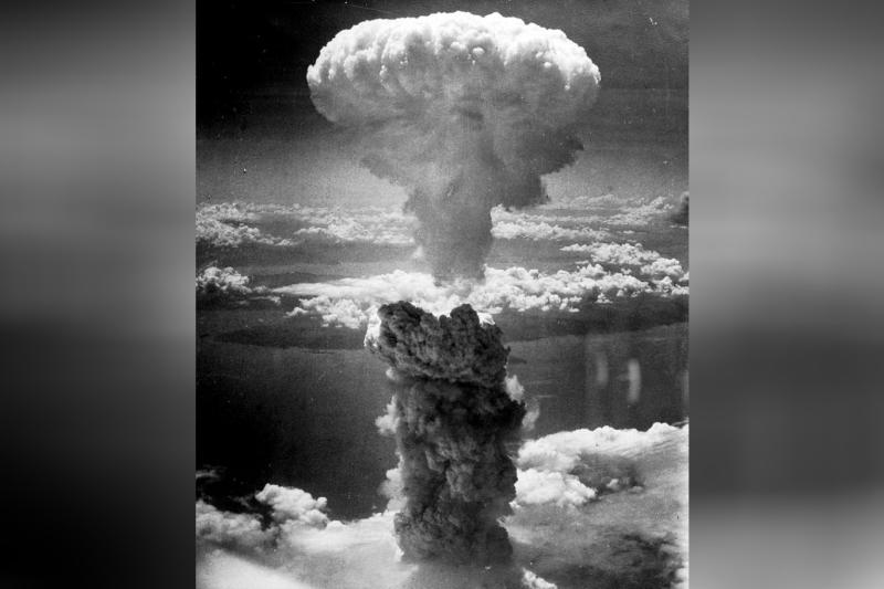 9 Ağustos 1945'te Nagasaki'ye atılan atom bombasının düştüğü yerin 18 km üzerine yükselen yoğunlaşma bulutu.jpg