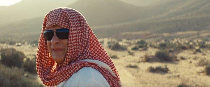 ABD’li aktör Tom Hanks Mısır'ın Hurgada çölünde Suudi şemağı giyinmiş bir fotoğrafı.jpg