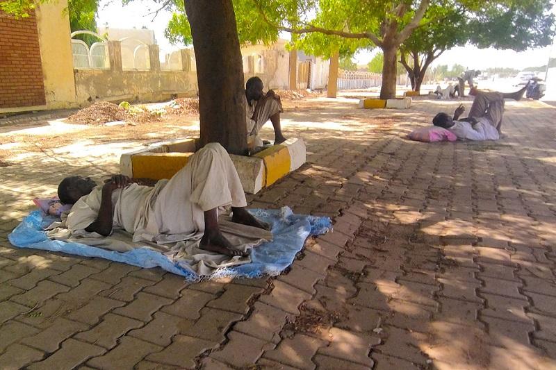 Yerinden edilmiş Sudanlılar Vad Medeni şehrinde yerde yatıyor AFP.jpg