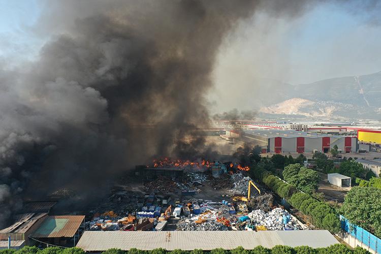 Manisa plastik geri dönüşüm yangın 2 AA.jpg