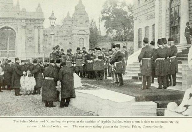 V. Mehmed Reşad, Dolmabahçe Sarayı merdivenlerinde kurbanını kesmeye hazırlanırken.jpg