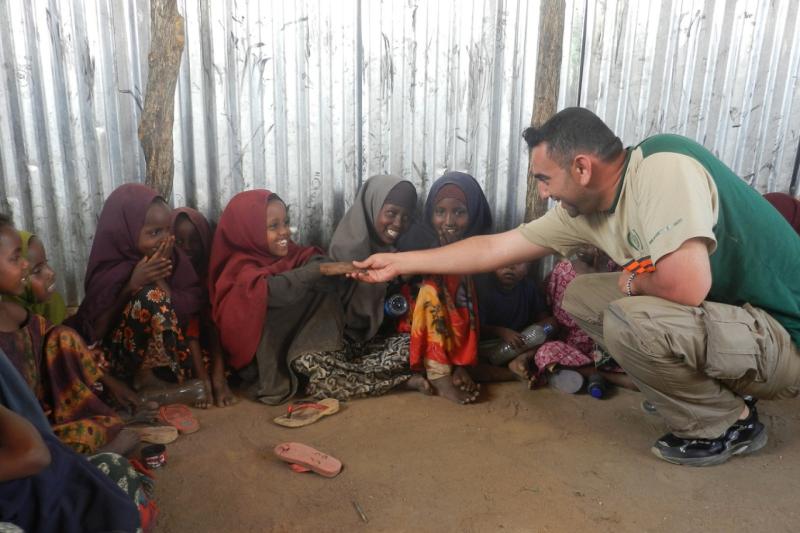 Sediyani, Somalili mülteci kız çocuklarla-Kenya.JPG