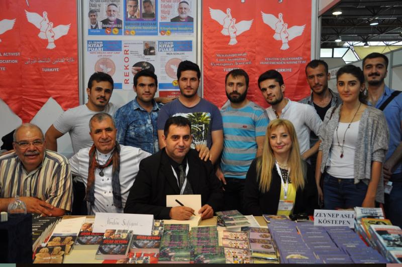 Yazar, İzmir Kitap Fuarında kitaplarını imzalıyor-2016.JPG