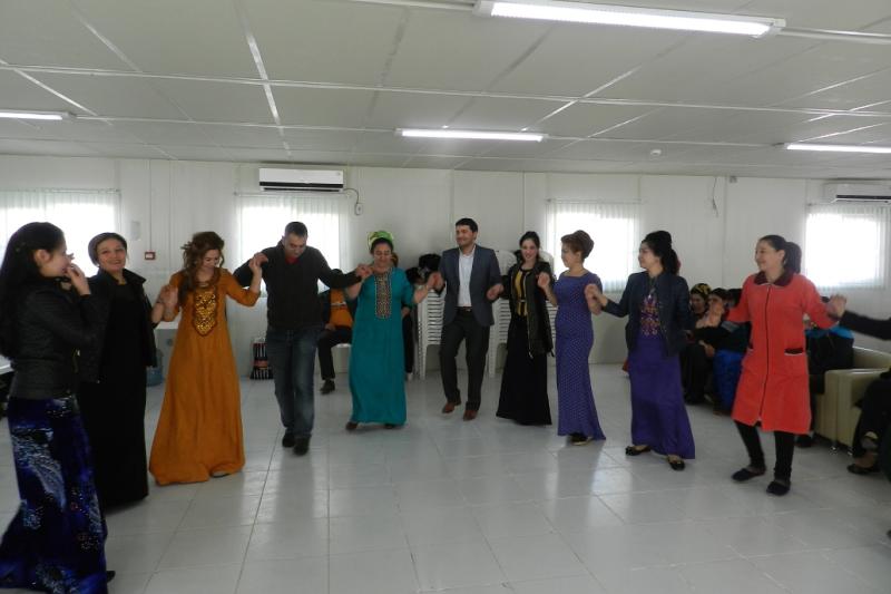 Aşkabat'taki çalışma kampında Türkmenn kadınların Sediyani için düzenledikleri eğlencede-2015 .JPG