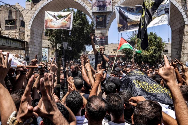 Filistinliler, katledilen bir derinişçinin cenaze törerinde. Fotoğraf-AFP.jpg