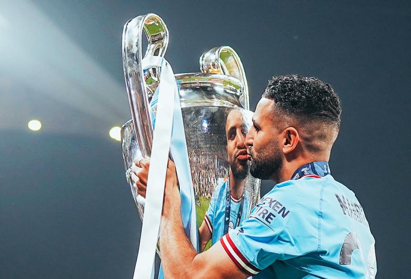 Cezayir milli takımının yıldız oyuncusu Riyad Mahrez'in UEFA Şampiyonlar Ligi Kupası'nı elinde tuttuğu bir fotoğrafı .jpg