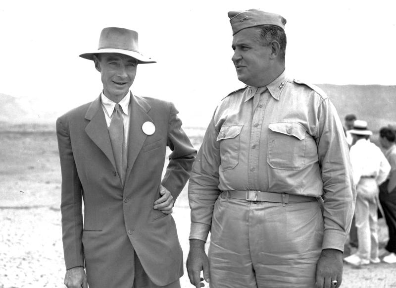 General Groves ve Dr. Oppenheimer