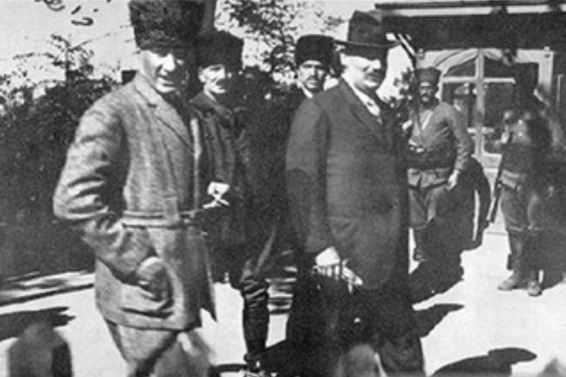 M. Kemal ve Fransız diplomat H. Franklin Bouillon.jpg