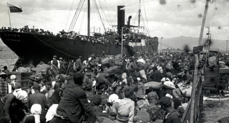 Rumlar, Mudanya limanında Yunanistan'a gitmeyi bekliyorlar, 1922.jpg