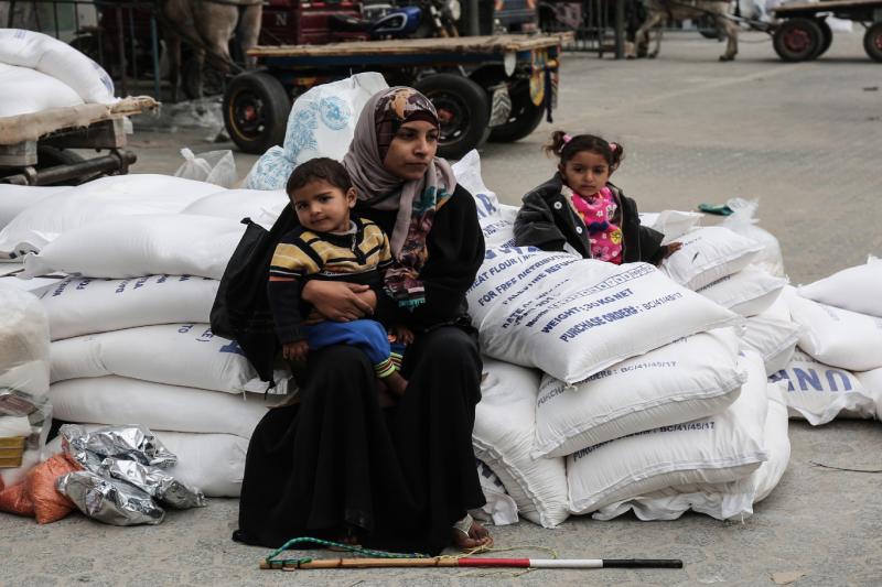 BM'ye bağlı  UNRWA yardımını bekleyen Filistinli bir kadın Fotoğraf-France Press.jpg