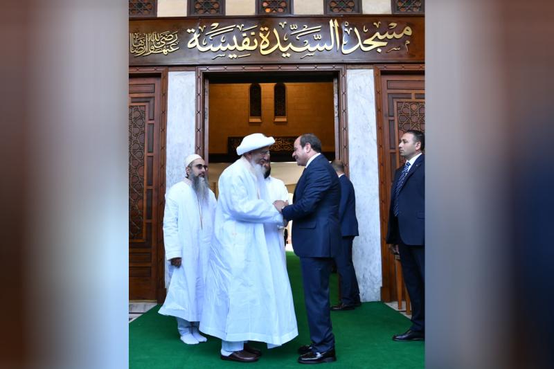 Sisi, ülkesindeki çabalarını takdir etmek için Buhra Sultanı’na Nil eşarbını verdi.jpg