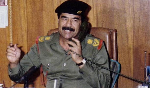 İfşa olan siyaset sırlarının en yenisi, komşularıyla savaşmayı adeta alışkanlık haline getiren Irak Cumhurbaşkanı Saddam Hüseyin'le ilgili AFP.png