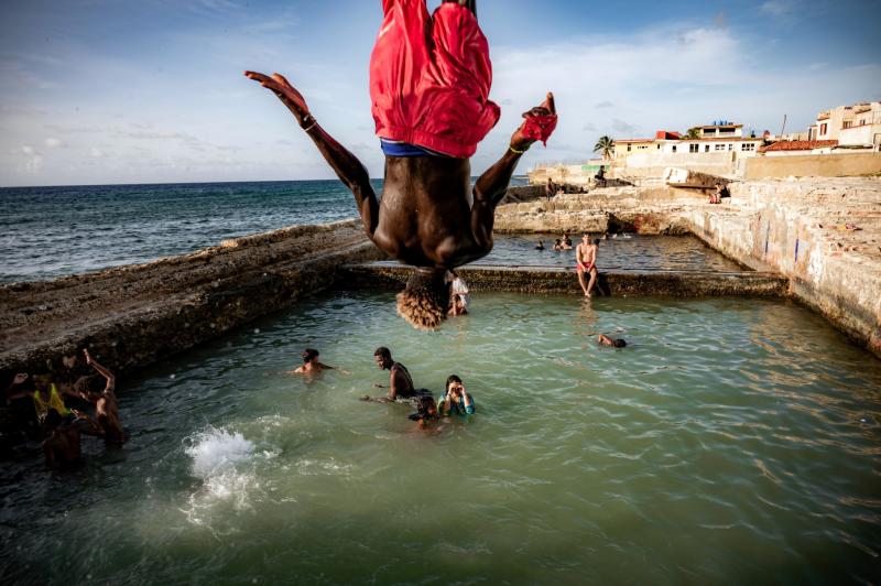 Kübalı gençler havuzda eğleniyor AFP.jpg