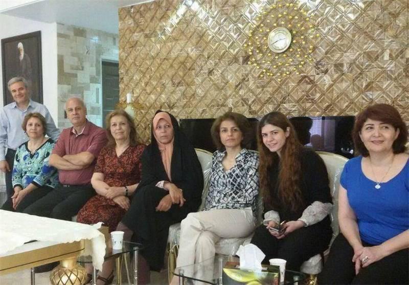 Reform aktivisti Fayez Hashemi Rafsanjani ve sağındaki Bahai aktivisti Fariba Kamalabadi, Mayıs 2016'da 10 yıllık hapis cezasını çekerken kısa bir izin sırasında (Fars).jpeg