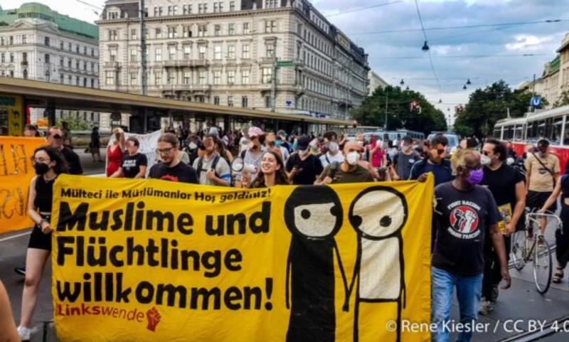 Göçmen hakları savunucusu bir grup, Müslüman ve Mülteciler Hoşgöldeniz pankartıyla, 19 Temmuz, Almanya. .jpg