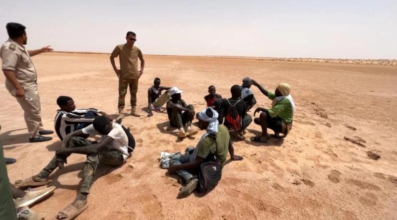 Libyalı sınır görevlileri, çölde kalmış göçmenleri topluyorlar. .jpg