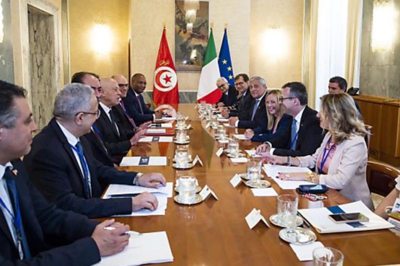 AB yetkilileri Tunus ve Afrikalı temsilcilerle göçmenleri engelleme konusunu ele aldılar_.jpg AB yetkilileri Tunus ve Afrikalı temsilcilerle göçmenleri engelleme konusunu ele aldılar_.jpg