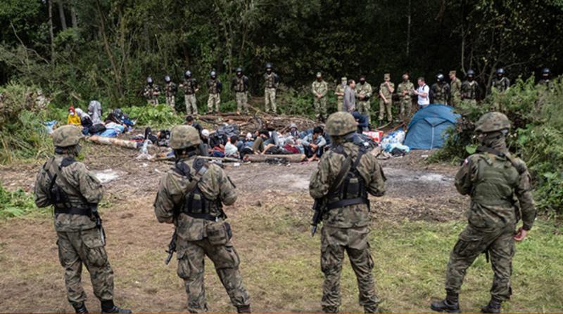 Avrupa'ya yönelen mülteciler sınırlarda kuşatılıp bekletiyorlar.jpg