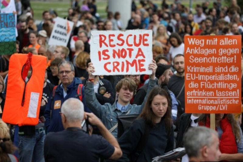 Berlin'de yeni göç yasaları protesto edildi. Fotoğraf-Christian Mang, Reuters.jpg