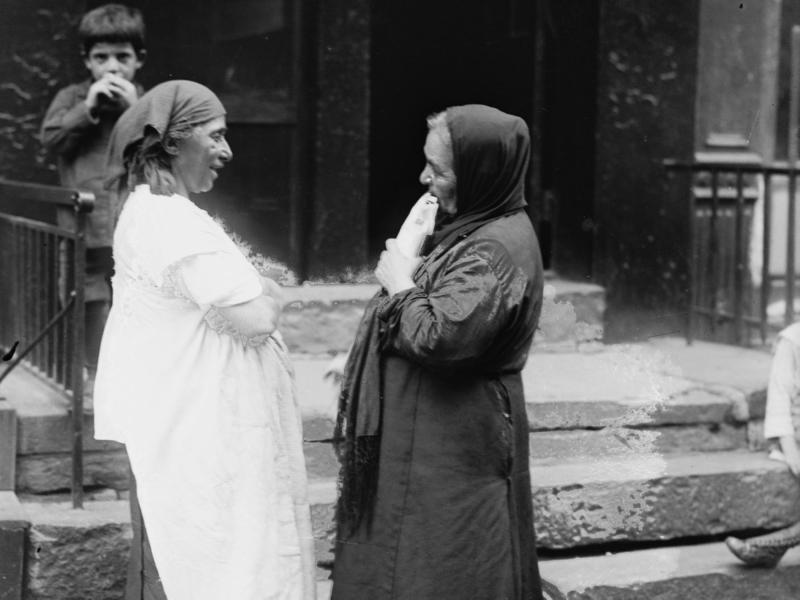 1916'da New York'un Küçük Suriye semtinde iki Suriyeli kadın (Bain News Service Library Of Congress).jpeg