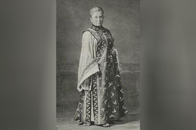 Misyoner ve seyyah Isabella Bird Bishop, Mançuryalı kıyafetiyle .jpg